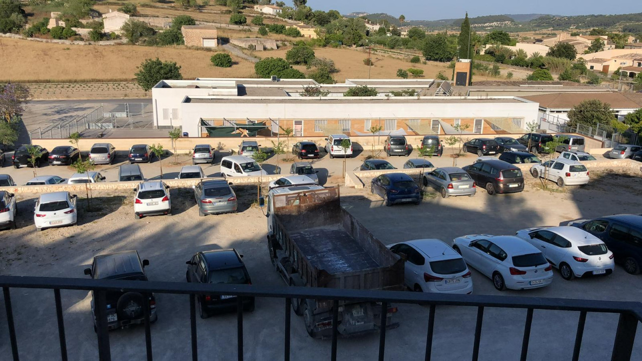 aparcament annex al CEIP Antònia Alzina