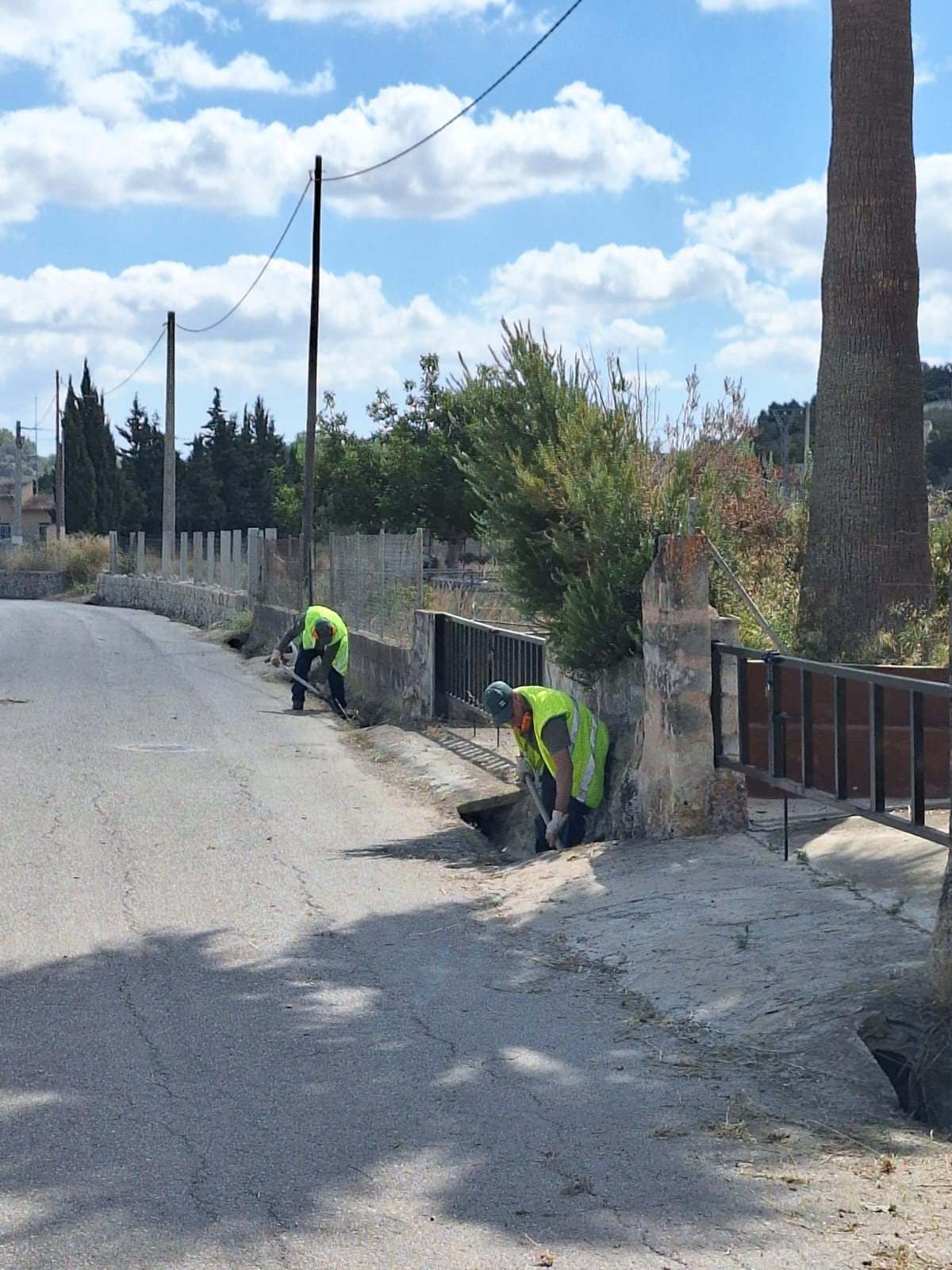 Joves d'Amadip Esment ajuden amb la neteja del poble